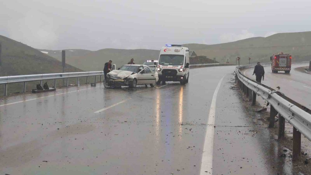 Aşkale’de Peş Peşe Trafik Kazaları.. Yağış ve Hız Nedeniyle 10 Kişi Yaralandı..!