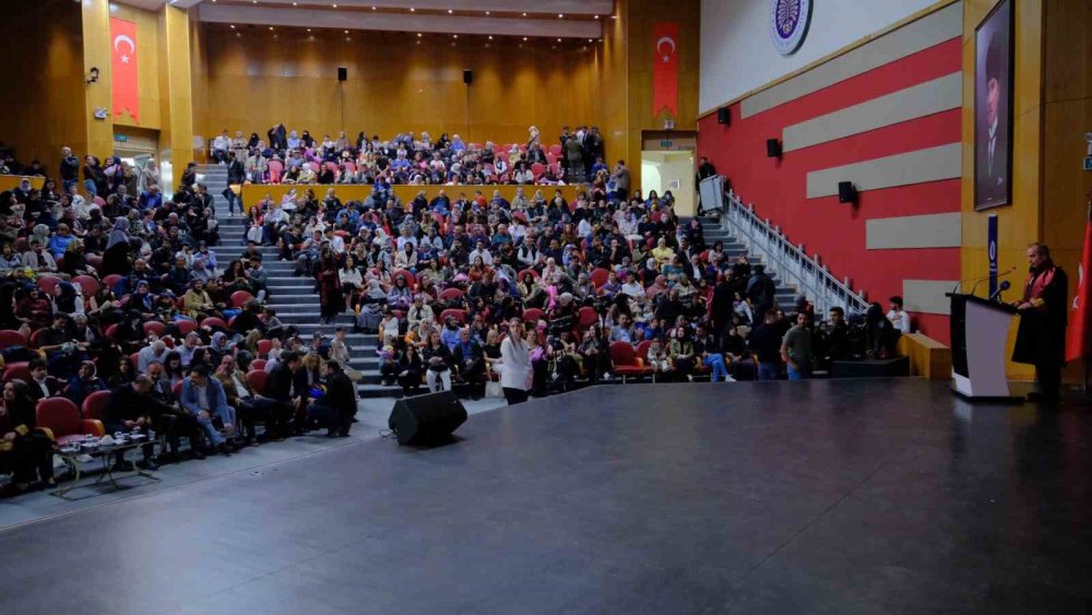 Atatürk Üniversitesi İ̇letişim Fakültesi’nde Mezuniyet Heyecanı Yaşandı