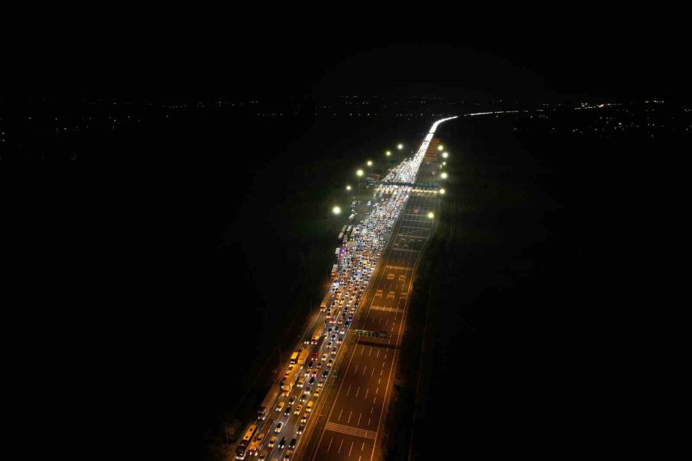 Bayram Göçü Başladı: Otoyolların Kesişim Noktasında Trafik Durdu