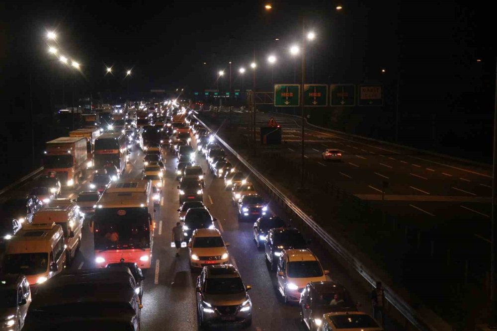 Bayram Göçü Başladı: Otoyolların Kesişim Noktasında Trafik Durdu