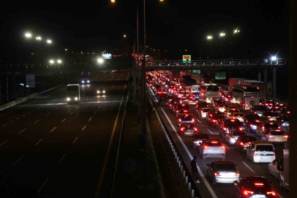 Bayram Göçü Başladı: Otoyolların Kesişim Noktasında Trafik Durdu