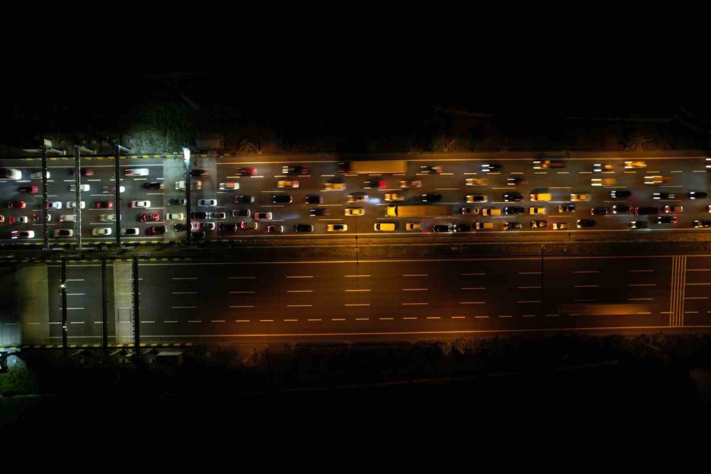 Bayram Göçü Başladı: Otoyolların Kesişim Noktasında Trafik Durdu