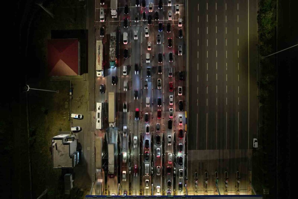 Bayram Göçü Başladı: Otoyolların Kesişim Noktasında Trafik Durdu