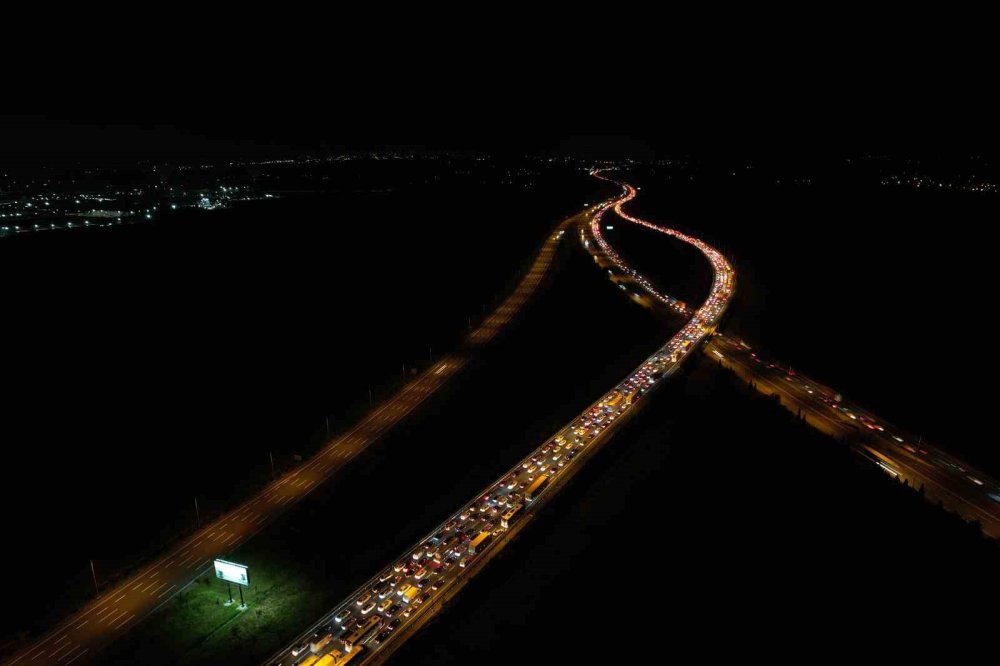 Bayram Göçü Başladı: Otoyolların Kesişim Noktasında Trafik Durdu