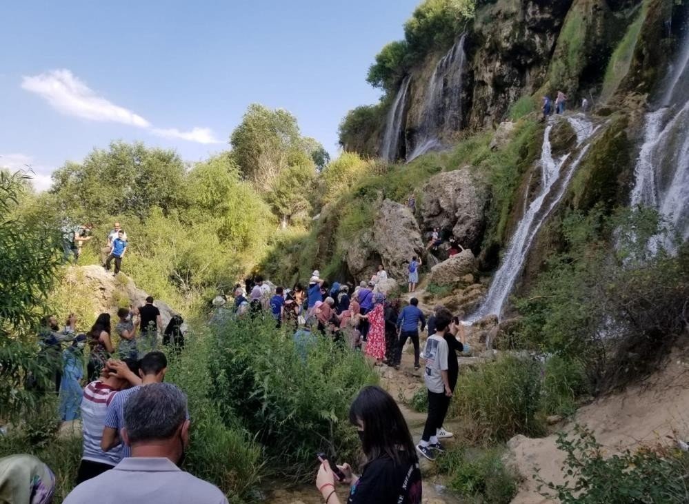 Erzincan'ın Çağlayan İlçesinde Kar Suları Eridi, Girlevik Coştu