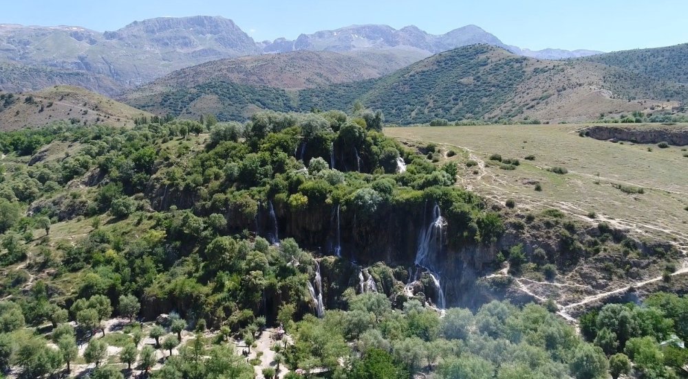 Erzincan'ın Çağlayan İlçesinde Kar Suları Eridi, Girlevik Coştu