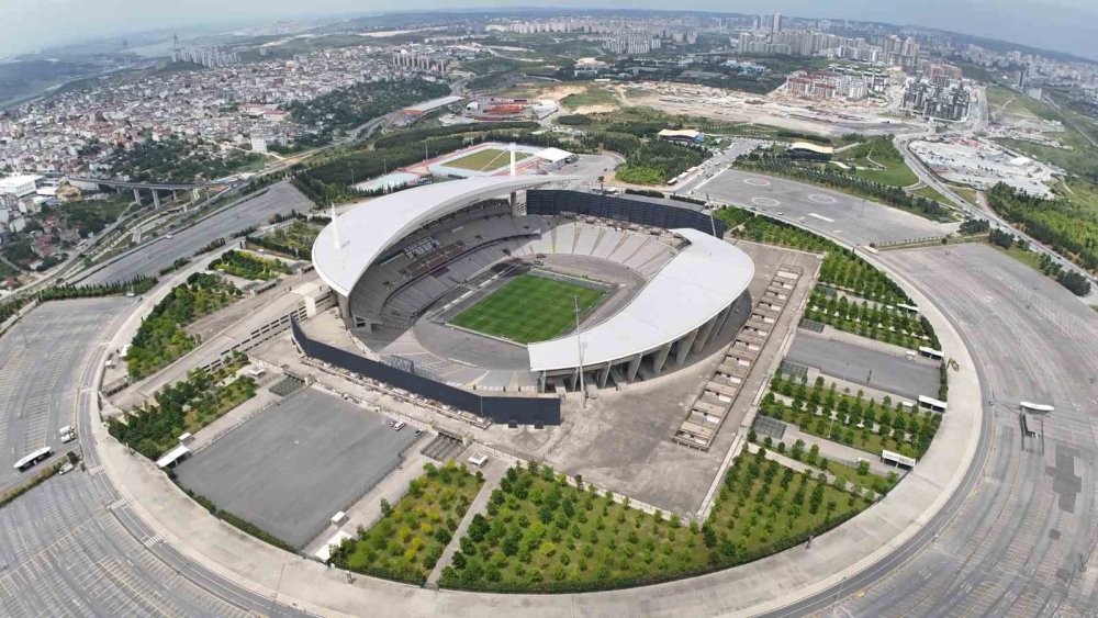 Kanye West ve Travis Scott Aynı Sahnede!.. İstanbul’da Rekor Konser Hazırlığı!