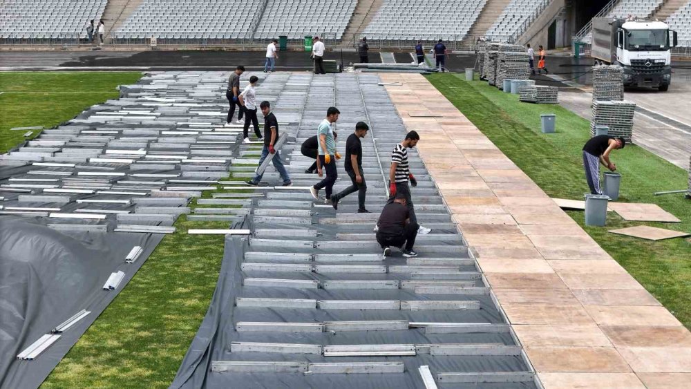 Kanye West ve Travis Scott Aynı Sahnede!.. İstanbul’da Rekor Konser Hazırlığı!