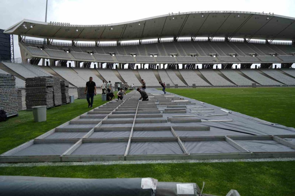Kanye West ve Travis Scott Aynı Sahnede!.. İstanbul’da Rekor Konser Hazırlığı!