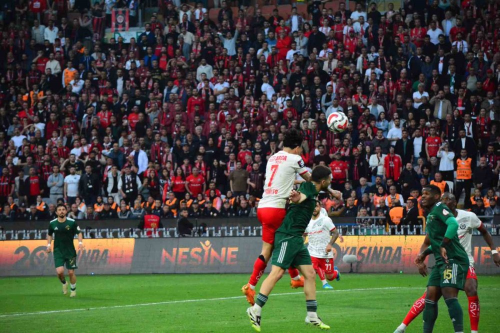 Çorum’dan Süper Lig’e Tarihi Yürüyüş.. Kırmızı-Siyahlılar Kenti Ayağa Kaldırdı!