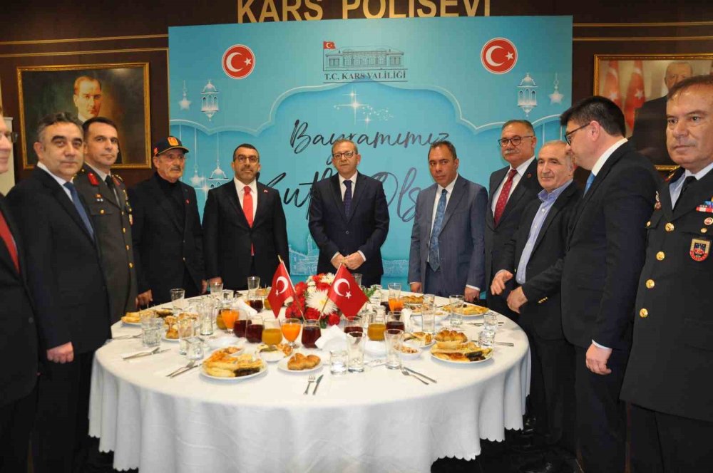 Kars’ta Bayramlaşma Programı.. Protokol Polis Evi’nde Bir Araya Geldi!