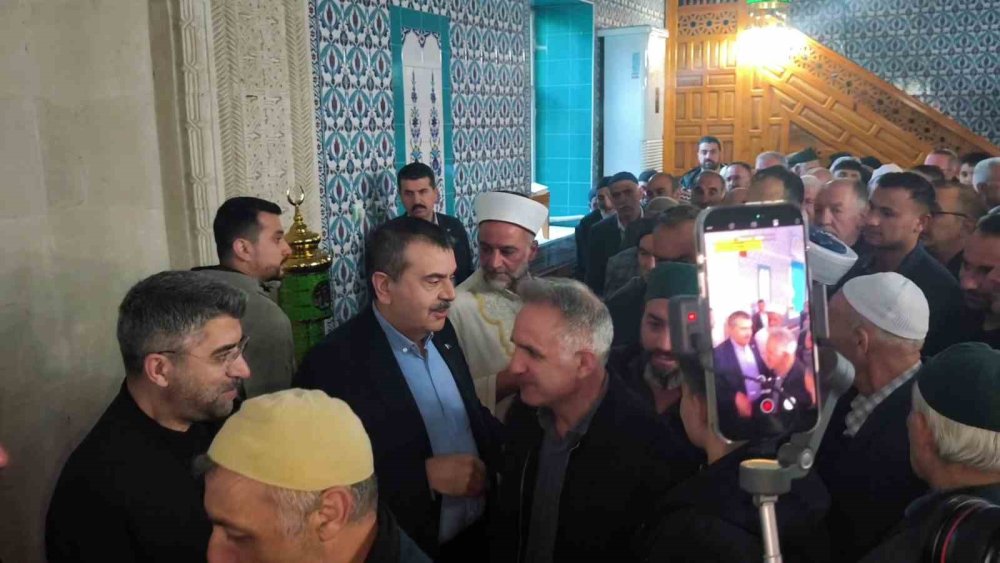 Bakan Tekin Memleketinde Bayram Namazı Kıldı.. Uzundere’de Birlik Mesajı!