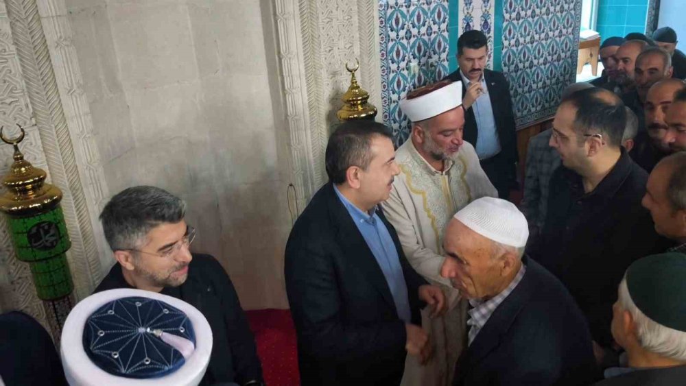 Bakan Tekin Memleketinde Bayram Namazı Kıldı.. Uzundere’de Birlik Mesajı!