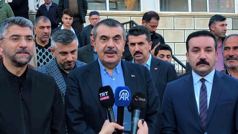 Bakan Tekin Memleketinde Bayram Namazı Kıldı.. Uzundere’de Birlik Mesajı!