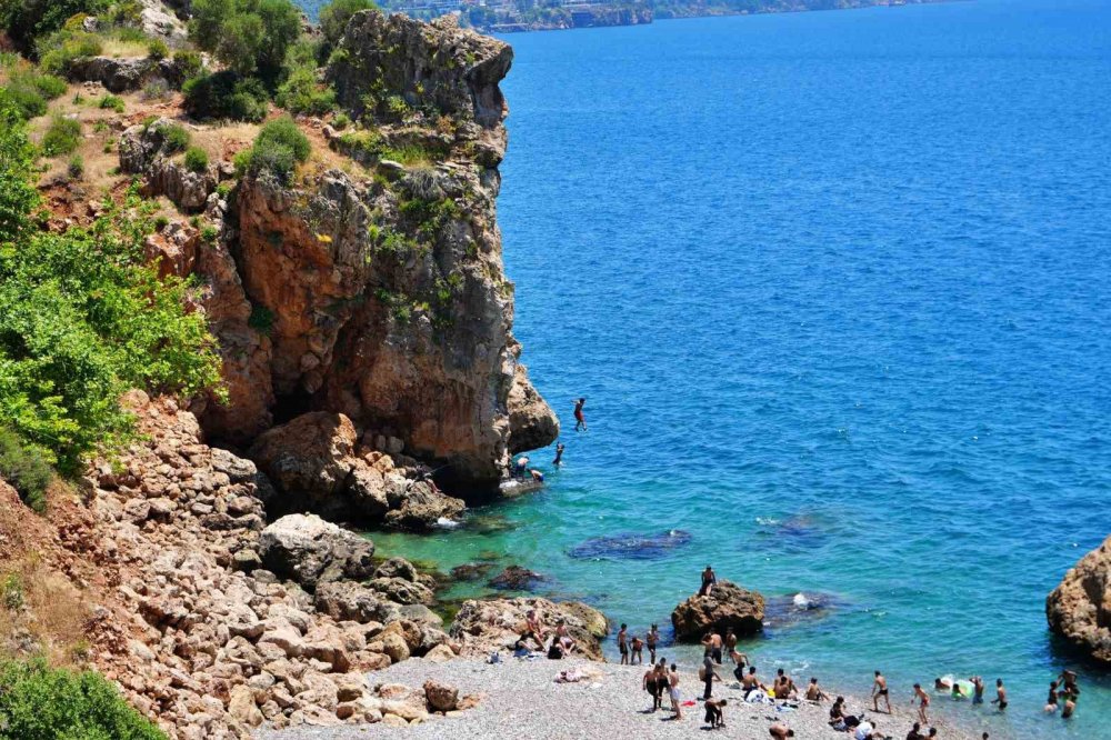 Bayramın İlk Gününde Tatilciler Antalya Sahillerine Akın Etti