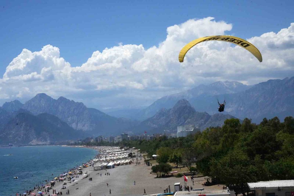 Bayramın İlk Gününde Tatilciler Antalya Sahillerine Akın Etti