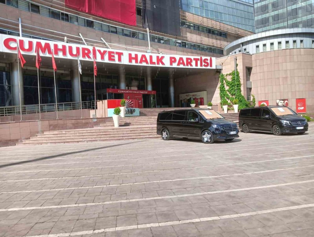 CHP’de Dikkat Çeken Araç Hamlesi.. “Haram Para” Yazıları Gündem Oldu!