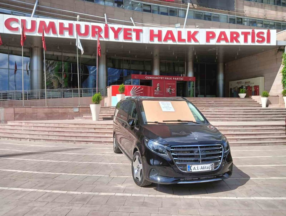 CHP’de Dikkat Çeken Araç Hamlesi.. “Haram Para” Yazıları Gündem Oldu!
