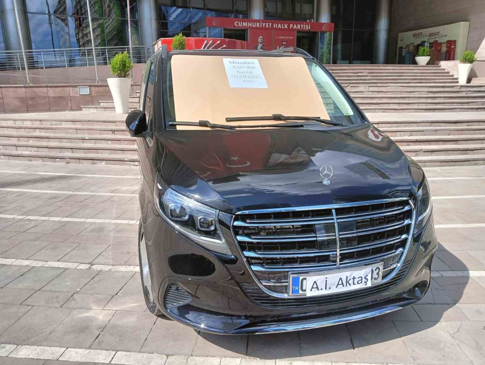 CHP’de Dikkat Çeken Araç Hamlesi.. “Haram Para” Yazıları Gündem Oldu!