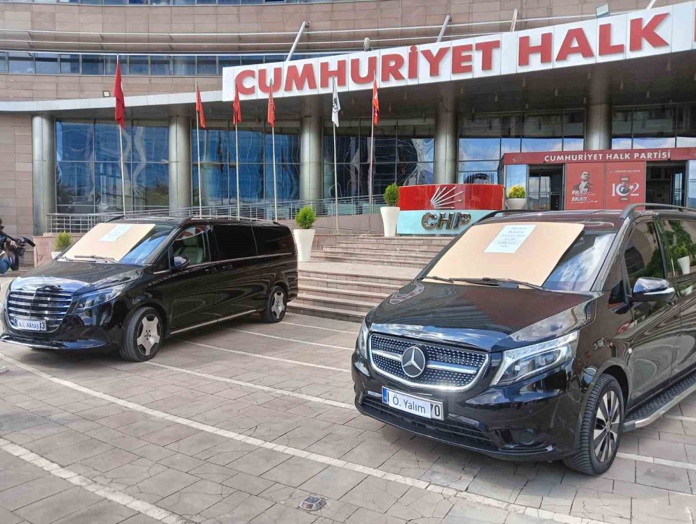CHP’de Dikkat Çeken Araç Hamlesi.. “Haram Para” Yazıları Gündem Oldu!