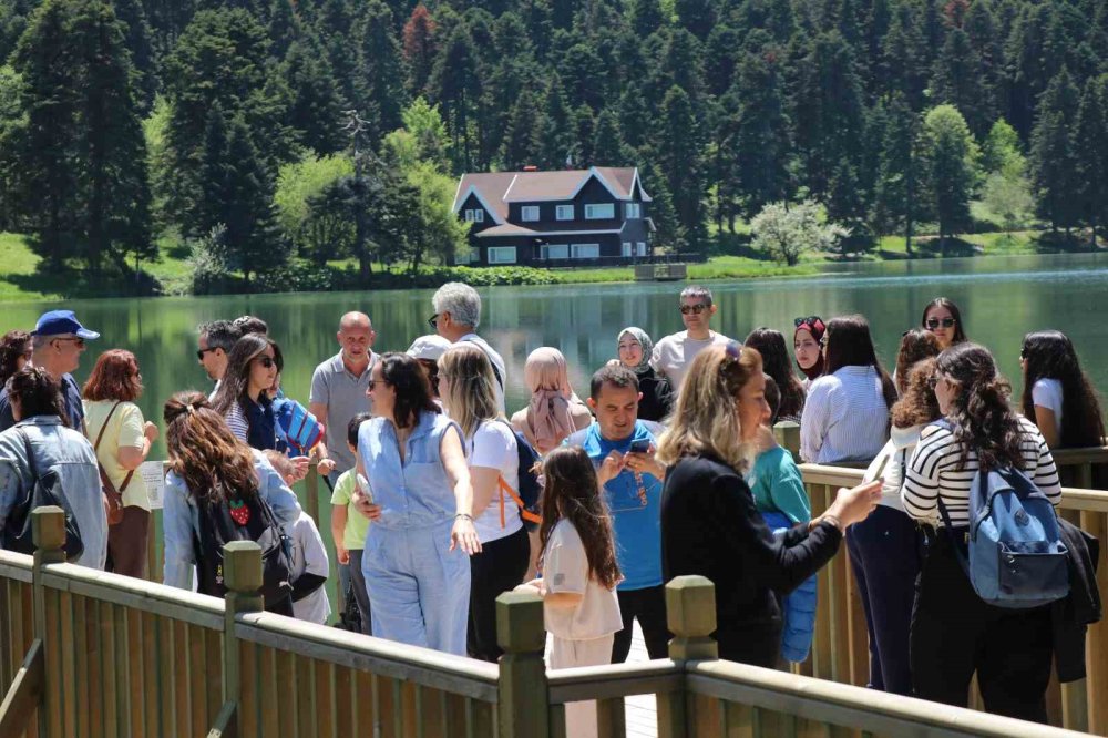 Tatilciler Bayramda Gölcük Tabiat Parkı’na Akın Etti
