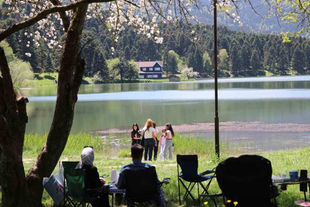 Tatilciler Bayramda Gölcük Tabiat Parkı’na Akın Etti