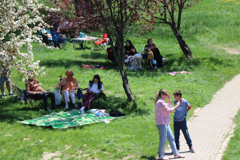 Tatilciler Bayramda Gölcük Tabiat Parkı’na Akın Etti
