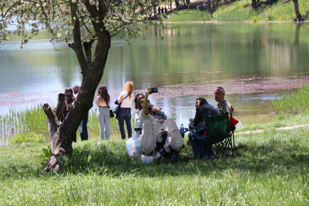 Tatilciler Bayramda Gölcük Tabiat Parkı’na Akın Etti
