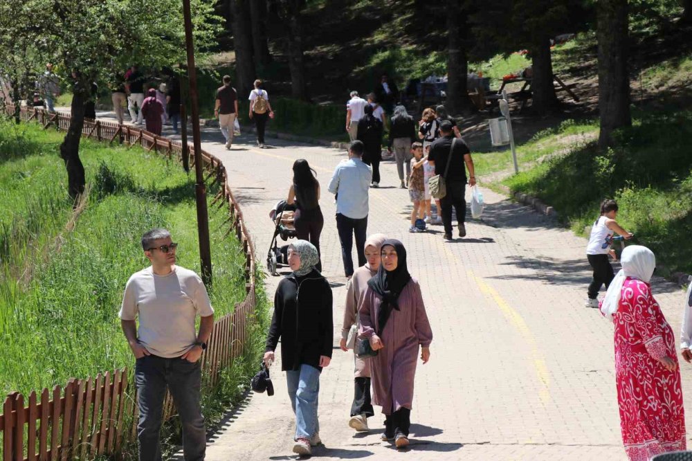 Tatilciler Bayramda Gölcük Tabiat Parkı’na Akın Etti