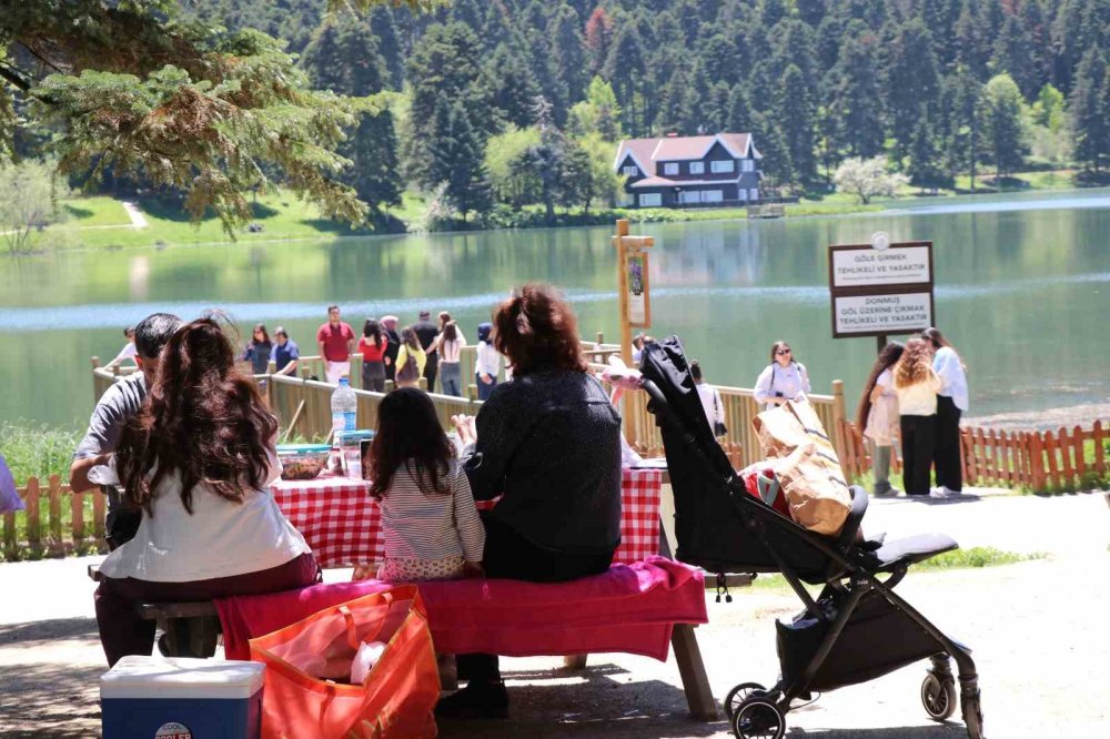 Tatilciler Bayramda Gölcük Tabiat Parkı’na Akın Etti