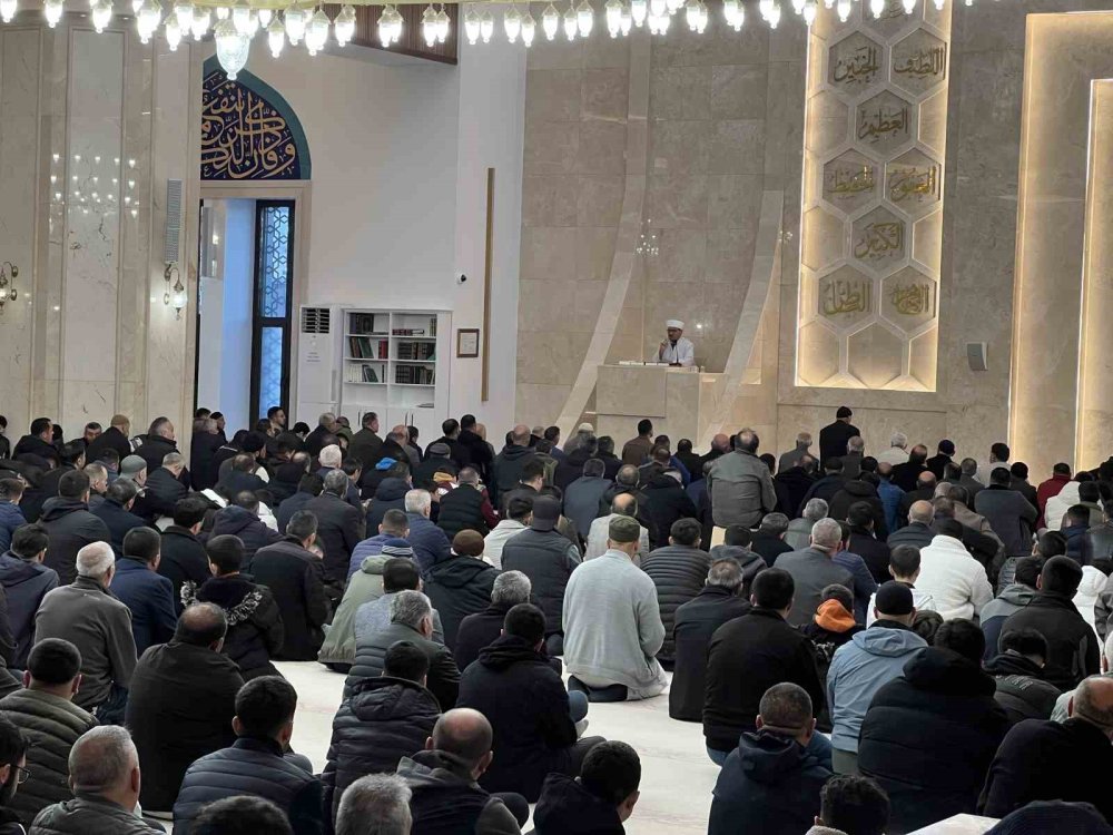 Türkiye’de En Erken Bayram Namazlarından Biri Kars’ta Kılındı.. Camilerde Yoğunluk Oluştu!