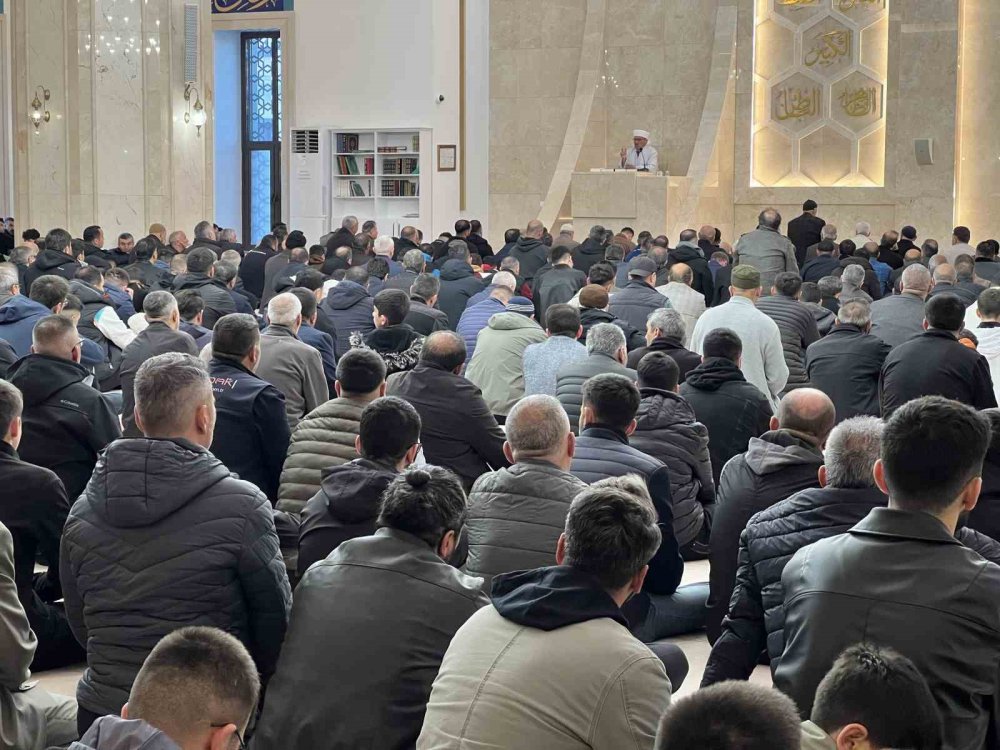 Türkiye’de En Erken Bayram Namazlarından Biri Kars’ta Kılındı.. Camilerde Yoğunluk Oluştu!