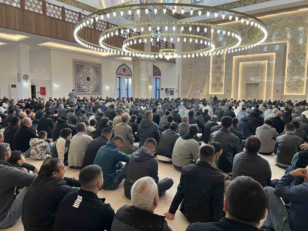 Türkiye’de En Erken Bayram Namazlarından Biri Kars’ta Kılındı.. Camilerde Yoğunluk Oluştu!