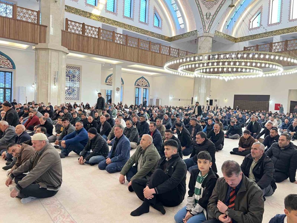 Türkiye’de En Erken Bayram Namazlarından Biri Kars’ta Kılındı.. Camilerde Yoğunluk Oluştu!
