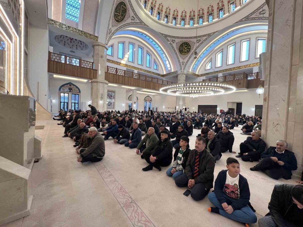 Türkiye’de En Erken Bayram Namazlarından Biri Kars’ta Kılındı.. Camilerde Yoğunluk Oluştu!