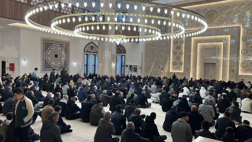 Türkiye’de En Erken Bayram Namazlarından Biri Kars’ta Kılındı.. Camilerde Yoğunluk Oluştu!
