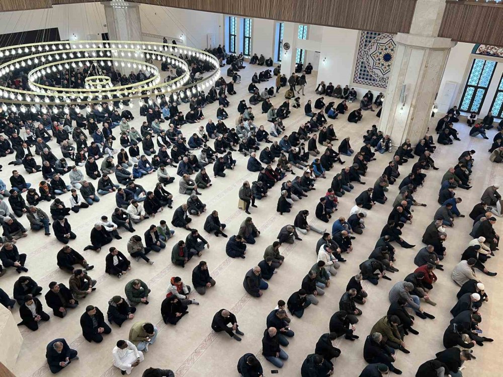 Türkiye’de En Erken Bayram Namazlarından Biri Kars’ta Kılındı.. Camilerde Yoğunluk Oluştu!