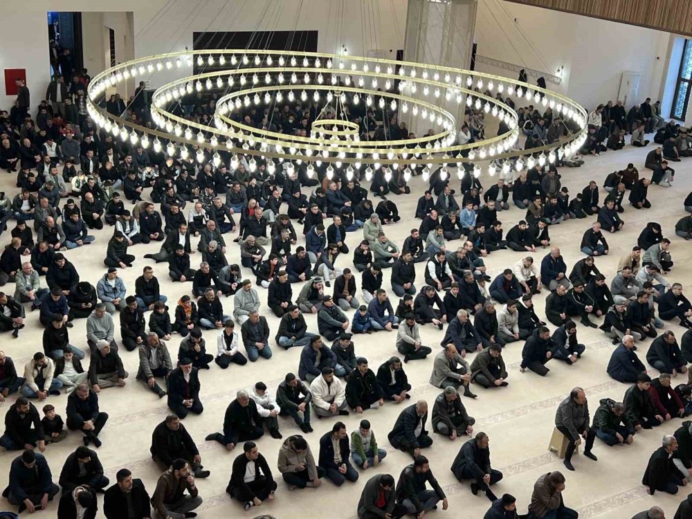 Türkiye’de En Erken Bayram Namazlarından Biri Kars’ta Kılındı.. Camilerde Yoğunluk Oluştu!
