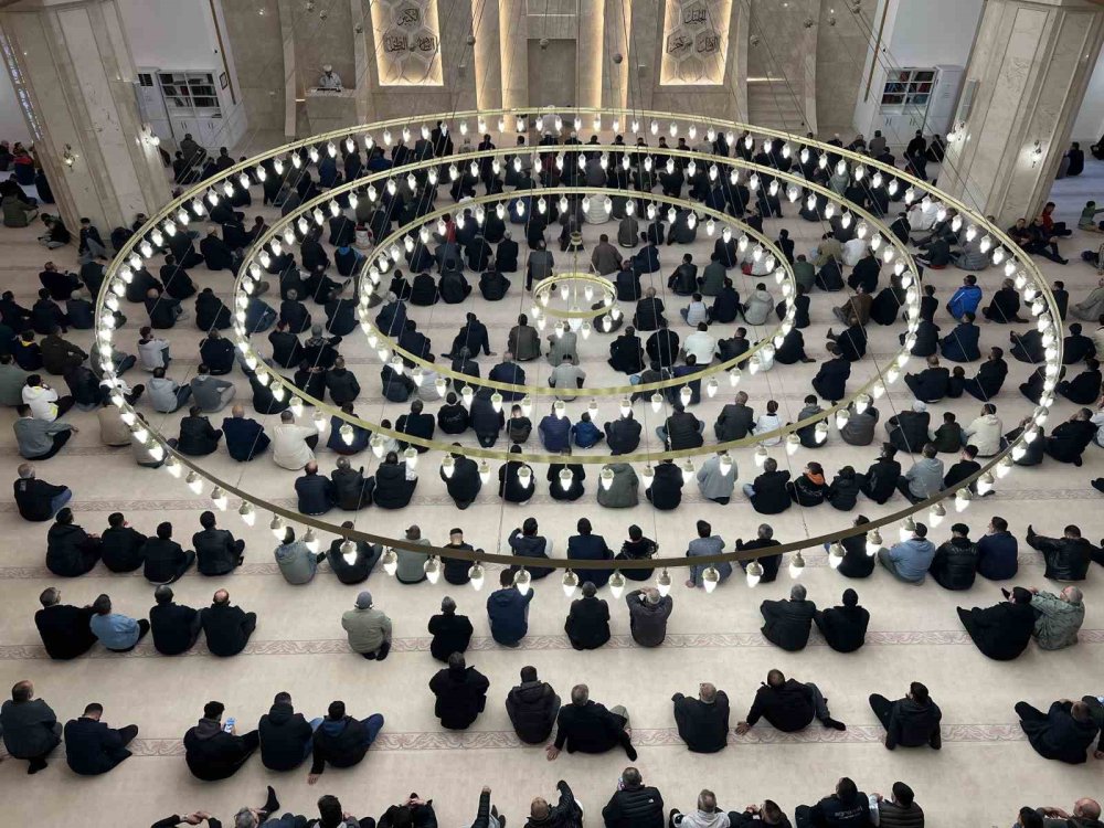 Türkiye’de En Erken Bayram Namazlarından Biri Kars’ta Kılındı.. Camilerde Yoğunluk Oluştu!