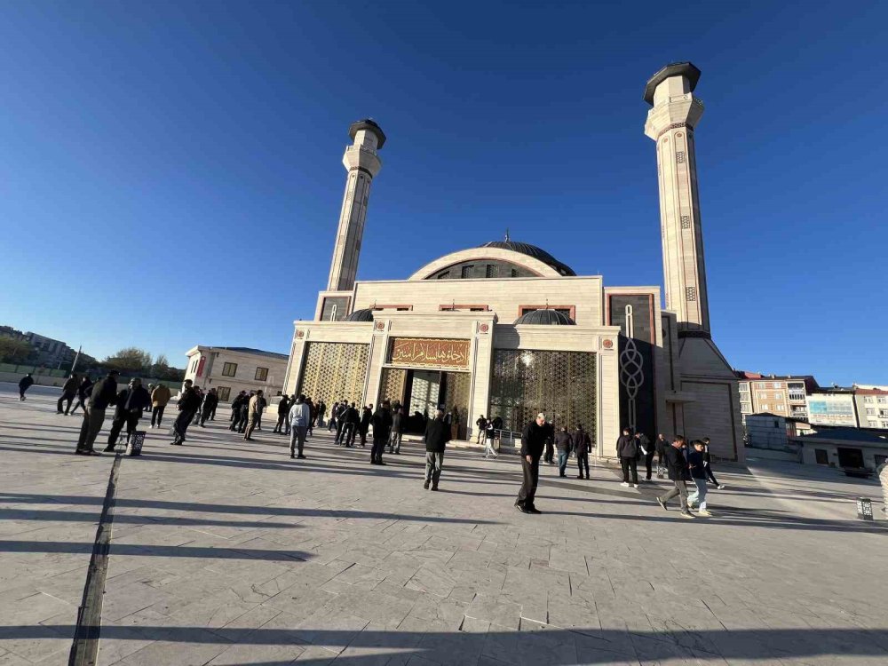 Türkiye’de En Erken Bayram Namazlarından Biri Kars’ta Kılındı.. Camilerde Yoğunluk Oluştu!