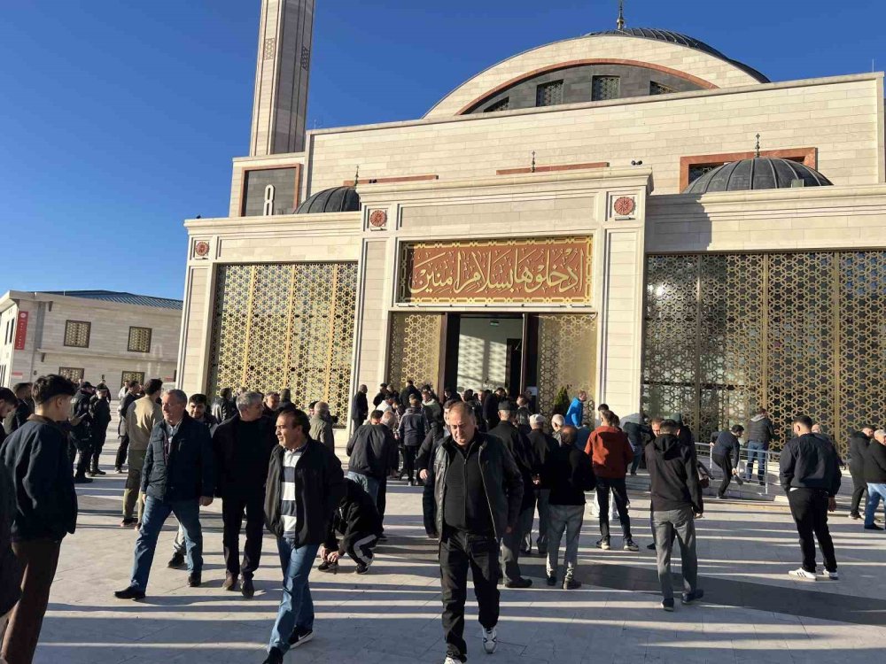 Türkiye’de En Erken Bayram Namazlarından Biri Kars’ta Kılındı.. Camilerde Yoğunluk Oluştu!