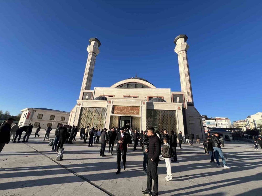 Türkiye’de En Erken Bayram Namazlarından Biri Kars’ta Kılındı.. Camilerde Yoğunluk Oluştu!