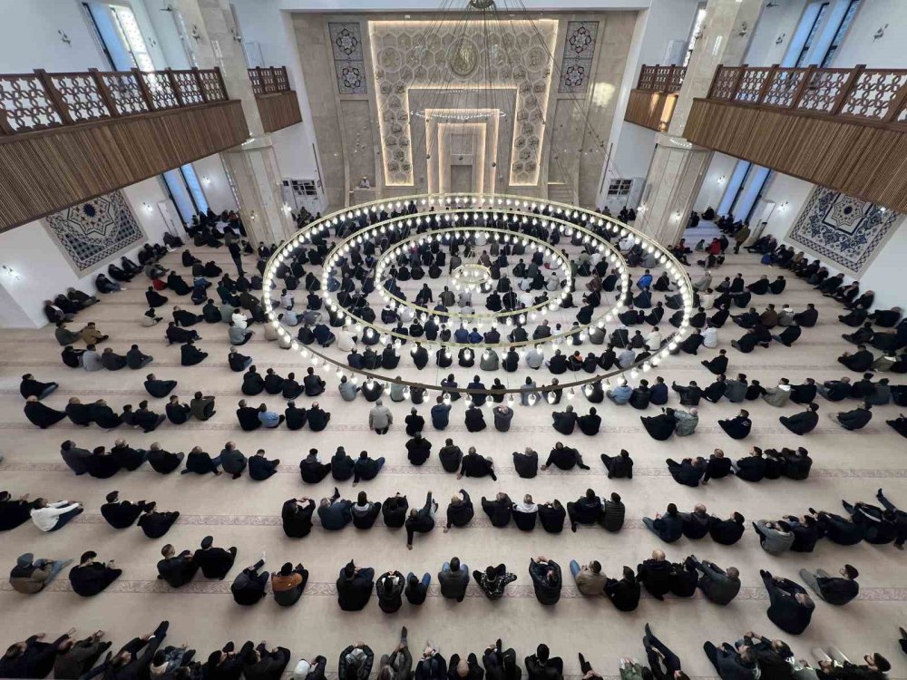 Türkiye’de En Erken Bayram Namazlarından Biri Kars’ta Kılındı.. Camilerde Yoğunluk Oluştu!