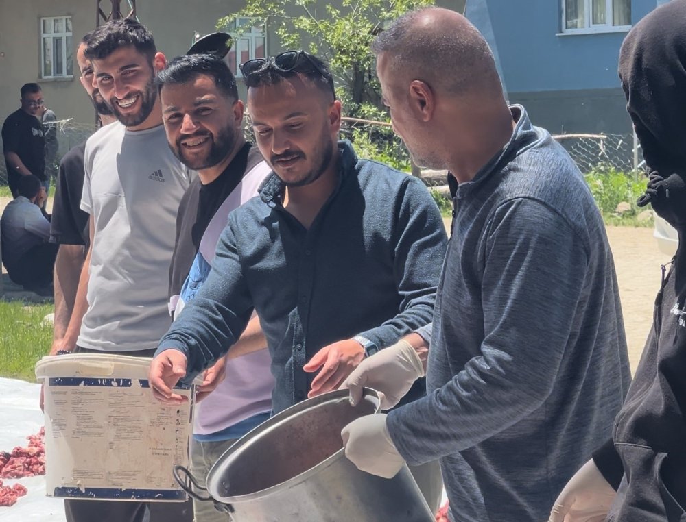 Yüksekova’da 100 Yıllık Gelenek: 140 Kurban Kesildi, Etler Tüm Köye Eşit Dağıtıldı
