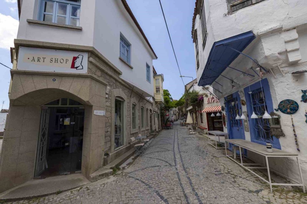 Alaçatı’da Tabeladan Tenteye Kadar Ortak Tasarım Dönemi