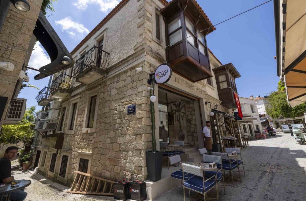 Alaçatı’da Tabeladan Tenteye Kadar Ortak Tasarım Dönemi
