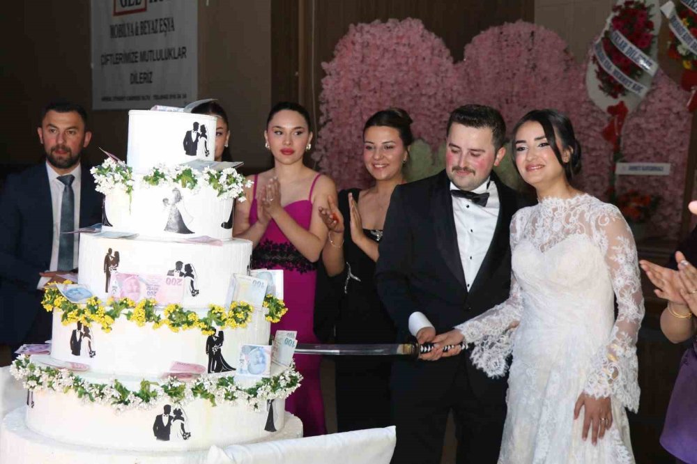 Erzurum Olur’da Mutluluk Günü.. Kaymakam Batuhan Kalkan ile Başak Kırtay Evlendi!