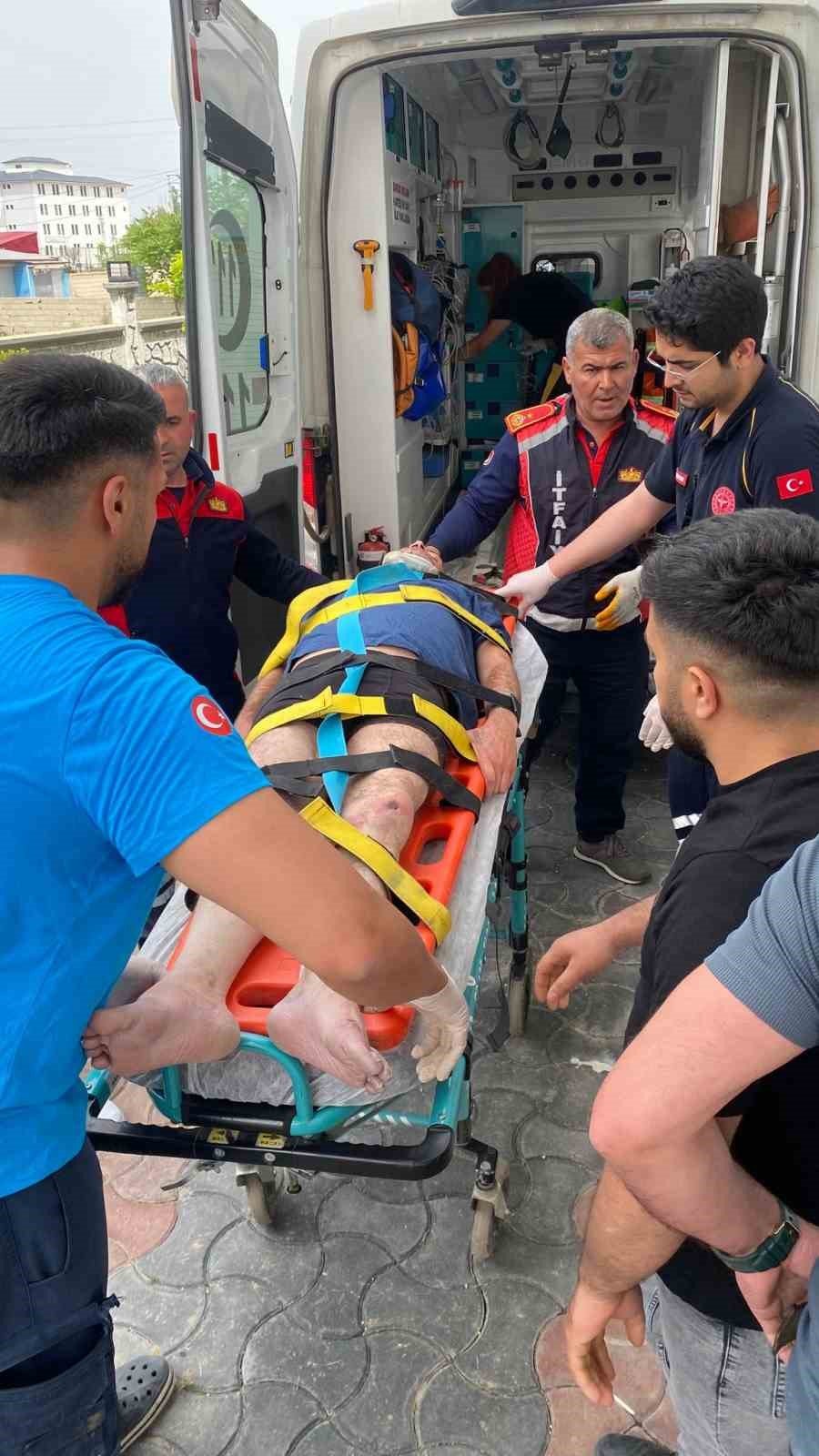 Evinde Düşerek Yaralanan Şahıs Ekiplerin Yardımıyla Hastaneye Kaldırıldı