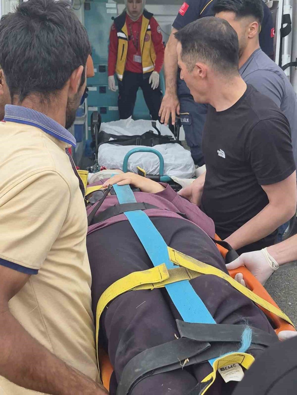 Iğdır’da Otomobil Uçuruma Yuvarlandı.. Feci Kazada 4 Kişi Yaralandı!