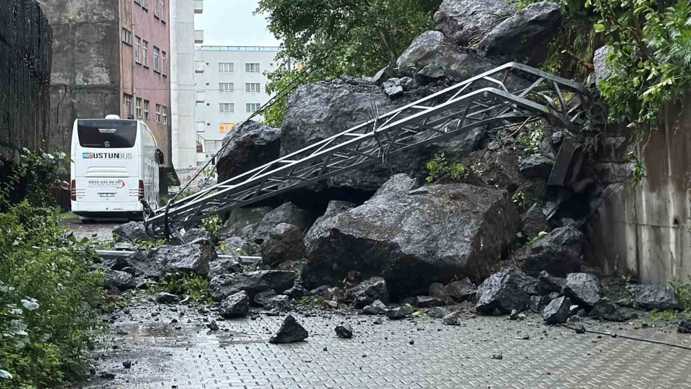 Artvin Hopa’da Yağış Heyelana Yol Açtı.. Dev Kayalar Sokağı Ulaşıma Kapattı!